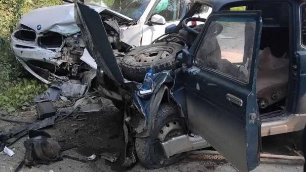 Выехал на встречку и погиб: лобовое столкновение ВАЗа и BMW произошло под Новосибирском