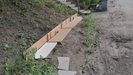 Вместо ремонта тротуара — жители МЖК построили самодельную переправу из-за затопленной остановки в Новосибирске