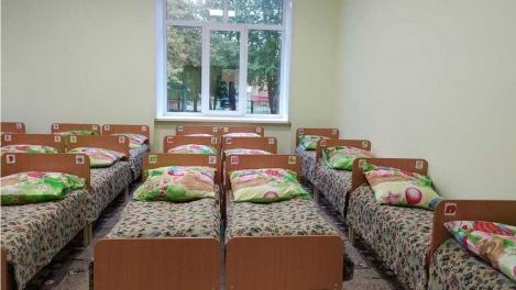 «Сыпь, температура, боль в горле»: эпидемиолог назвал возможные диагнозы детей из новосибирского лагеря