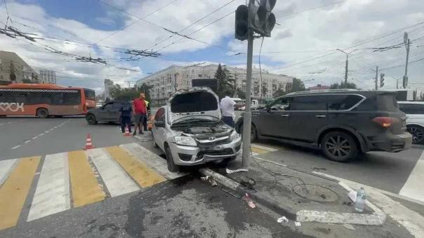 Двое из пострадавших в ДТП на Ленинградской площади в реанимации, врачи запрашивают помощь федералов