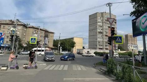 Не уступила дорогу: в Новосибирске женщина на Toyota сбила мотоциклиста-подростка