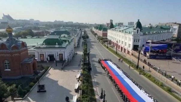 Огромный триколор пронесли по центру Омска в День флага