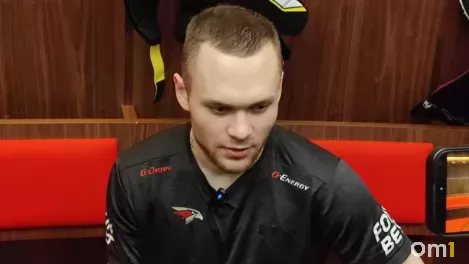 «Он стал мне как отец»: защитник «Авангарда» рассказал о роли Шарипзянова в своей карьере