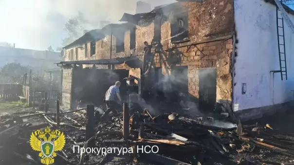 Дом на четыре квартиры загорелся в Новосибирской области