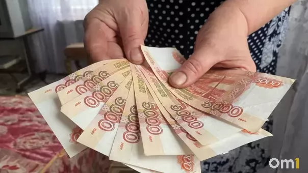 Омичам назвали условия для получения пенсии в 100 тысяч рублей