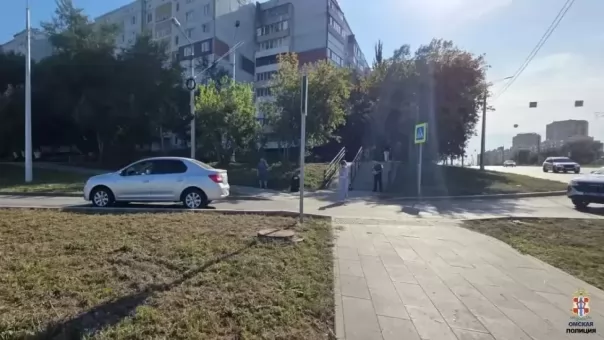 В Омске сбили ребёнка, проезжавшего по переходу