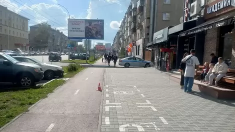 В Новосибирске электросамокат сбил двухлетнюю девочку на тротуаре