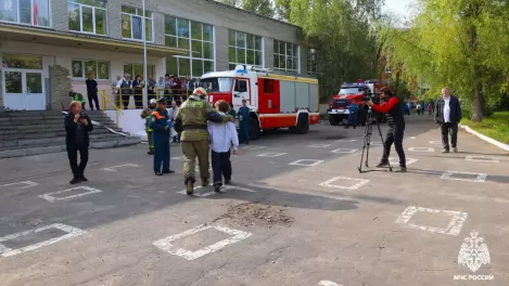 Омские школьники аплодировали спасателям после эвакуации
