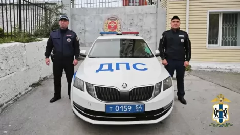 «Земля ушла из-под ног»: инспекторы ДПС спасли жительницу Новосибирска от трагедии