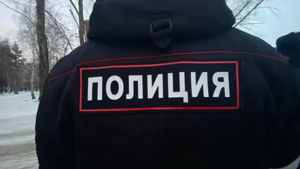 В Дивногорске мужчина расплатился чужой картой и украл телефон у спящего
