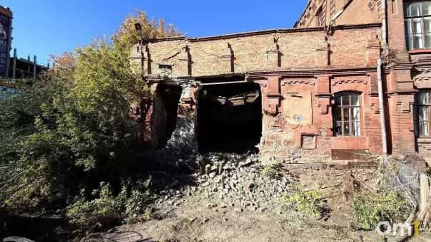 Руины в центре Омска: исторический пивзавод на Волочаевской рассыпается на глазах у прохожих
