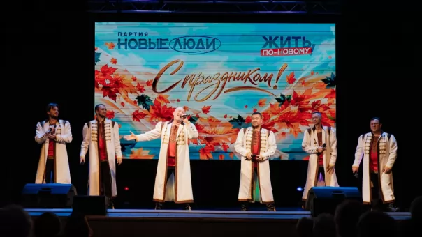 «Новые люди» провели большой концерт для новосибирцев старшего поколения