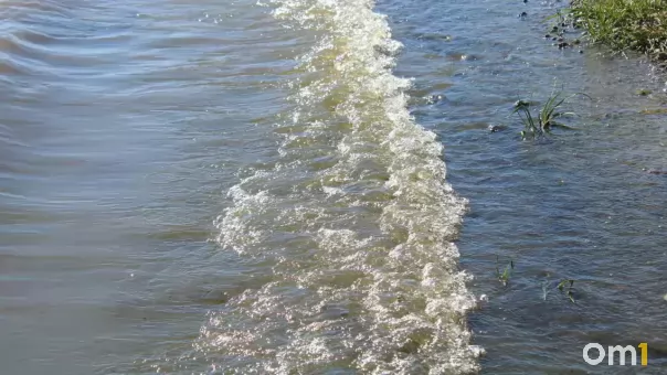Оказались в холодной воде: ЧП с лодкой под Новосибирском