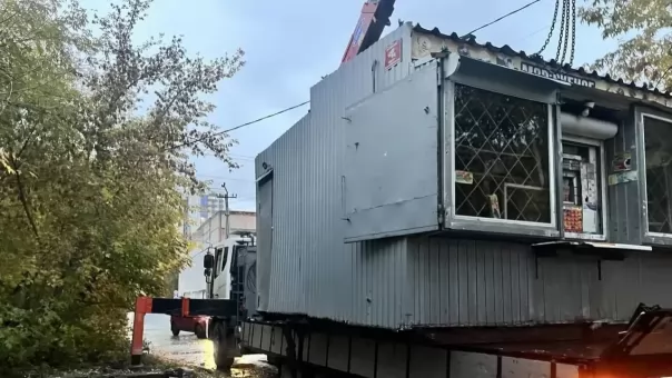 Киоски погрузили и увезли: сразу три улицы Новосибирска освободили от самостроя