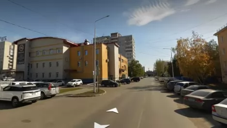 Новые фонари в Омске ставят в бугры, деревья и вплотную друг к другу