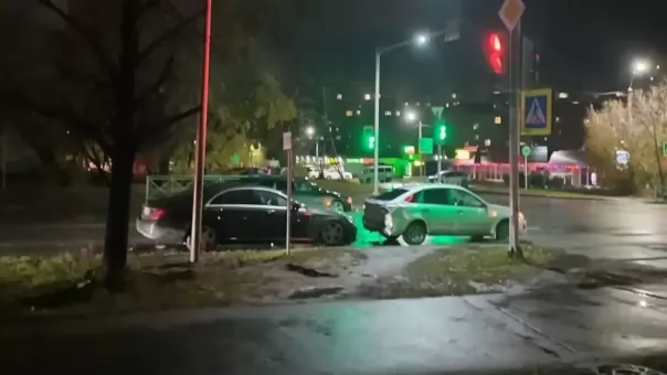 Двое детей пострадали при столкновении трёх автомобилей — что произошло в Новосибирске?