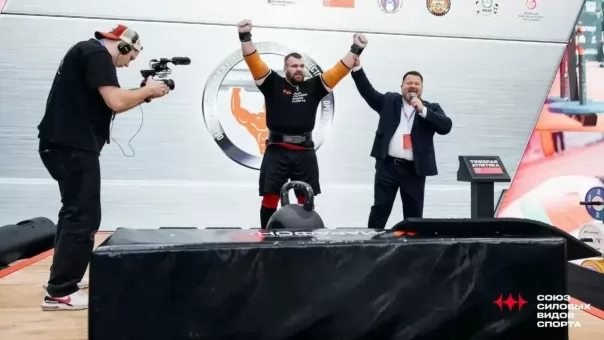 Омский силач установил мировой рекорд на форуме в Красноярске
