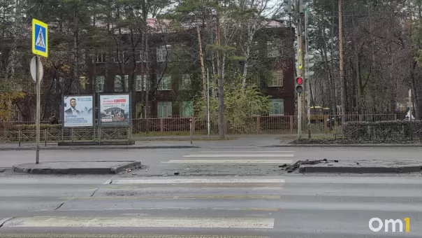 В Омске около школы «Волга» снесла островок безопасности и светофор