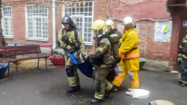 В Омске пожарные вытащили мужчину из горящей квартиры