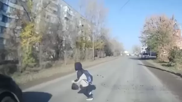 В Омске водитель иномарки сбил перебегающего дорогу школьника
