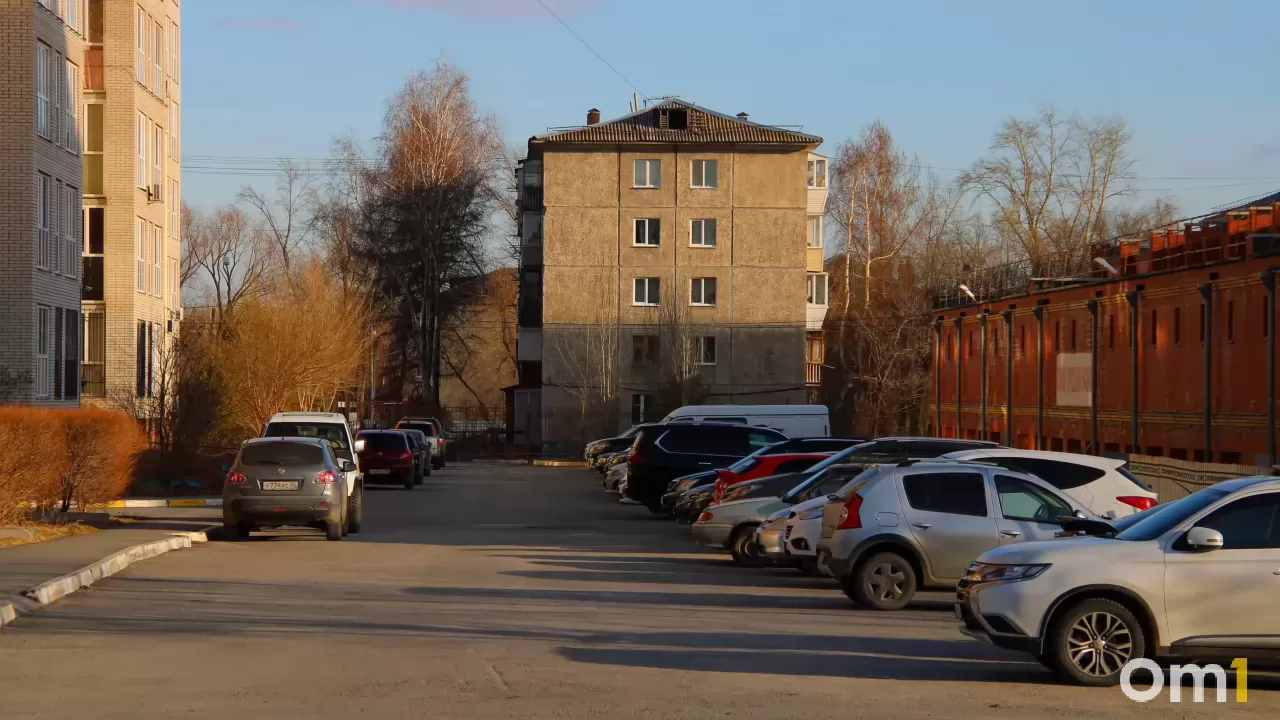 В Омске назвали улицы, где появится больше всего платных парковок