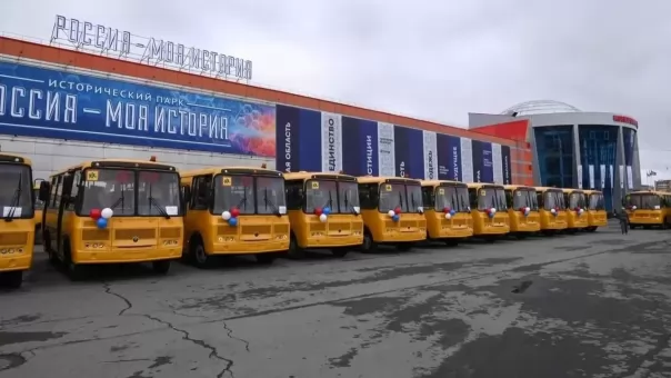 Губернатор передал омским школам 92 новых автобуса