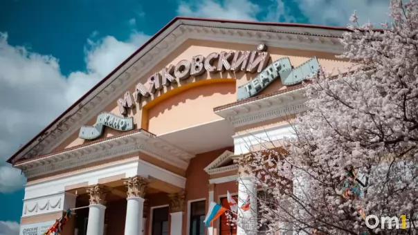 В центре Омска начали обрезать знаменитый абрикос у «Маяковского»
