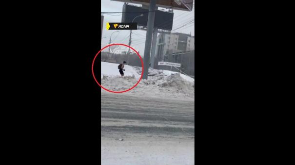 Одетого в шорты мужчину во время лютого мороза сняли на видео в Новосибирске