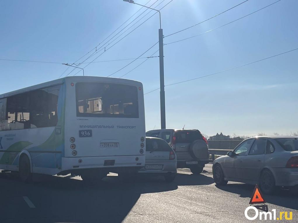 Омичи пошли пешком по Ленинградскому мосту, чтобы обойти пробку