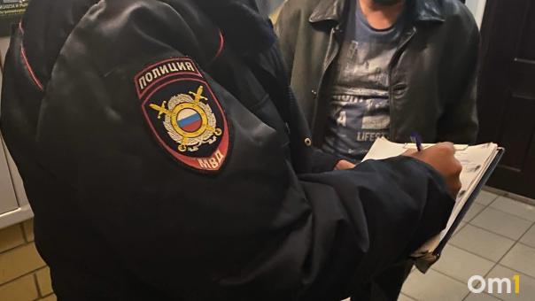 Не поделили машину: пассажиры устроили массовую драку около станции метро в Новосибирске