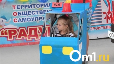 В Новосибирске мать заперла в автомобиле годовалую девочку
