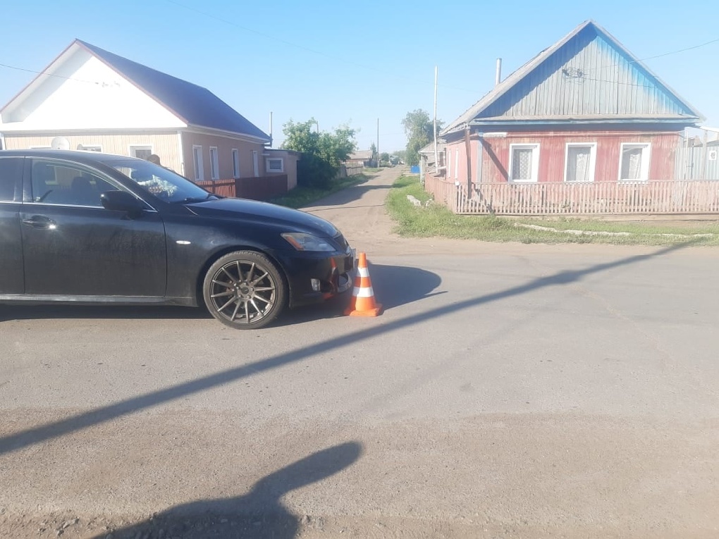 Омич на Lexus сбил ребёнка, выбежавшего на дорогу. Фото
