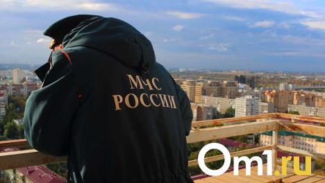 В Новосибирске ночью столкнулись бензовоз и фура — водителя зажало в кабине