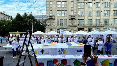 В центре Новосибирска толпу горожан покормят самым большим тортом в мире