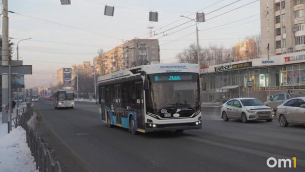 На омских улицах заметили первые брендированные автобусы