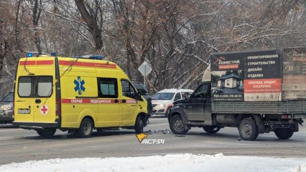 Второе за неделю ДТП с участием скорой помощи случилось в Новосибирске