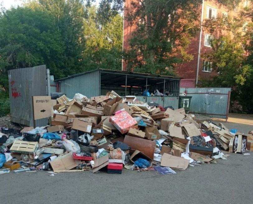 Омский мини-рынок работал без договора на вывоз мусора