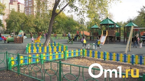 «Одет в чёрную одежду и скрывает лицо»: омичей встревожил неизвестный, фотографирующий детские площадки