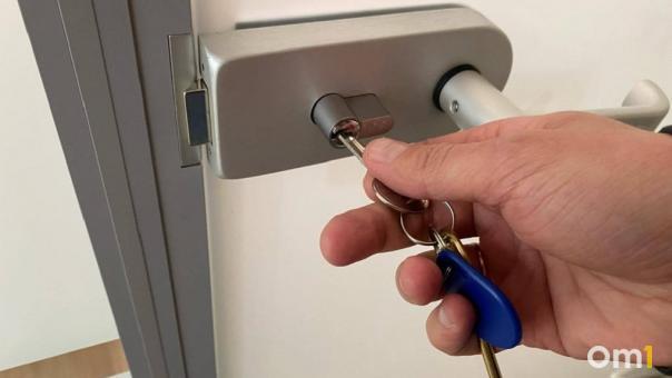Двое новосибирцев нелегально прописали в квартирах 29 мигрантов