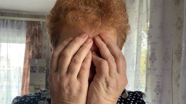 Цыганка с ножом ограбила пенсионерку на 50 тысяч рублей в Новосибирске