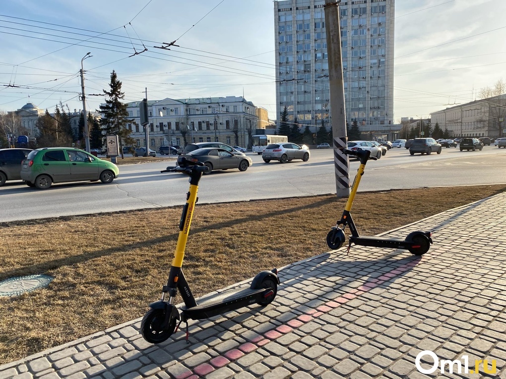 Город не готов к такому. Омичи рассказали, как относятся к электросамокатам