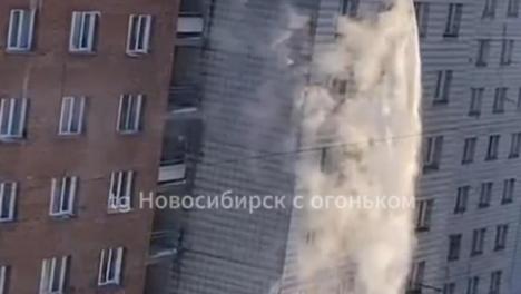 В Новосибирске с чердака девятиэтажки хлынул водопад из кипятка (ВИДЕО)