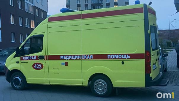 На заводе в Омской области сварщик рухнул с высоты