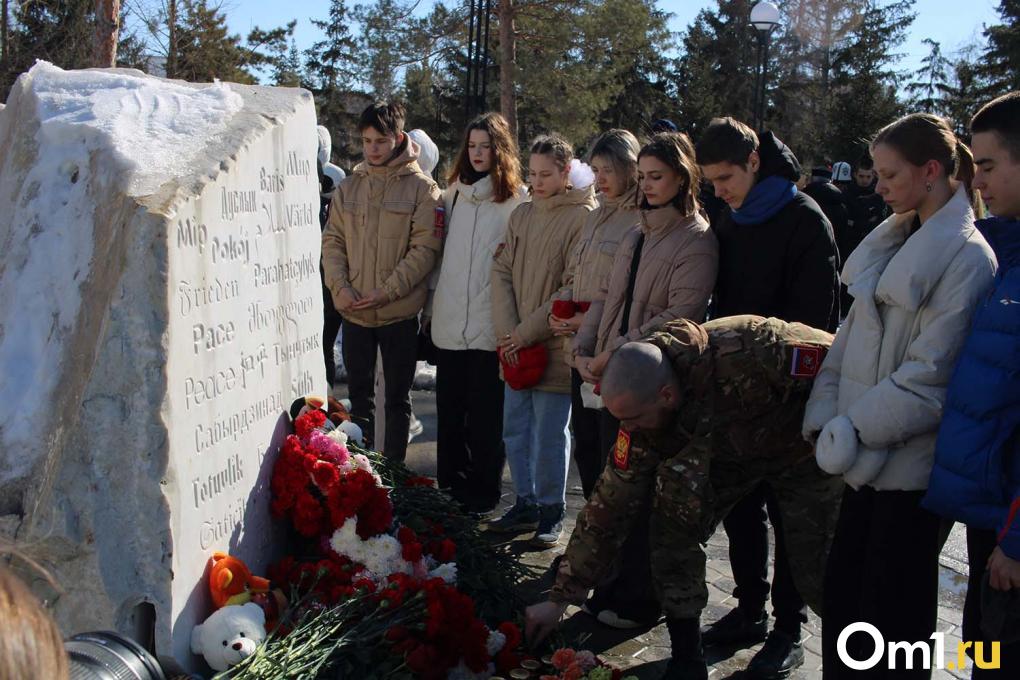 «Такое зло свершилось»: сотни омичей почтили память погибших в «Крокусе»