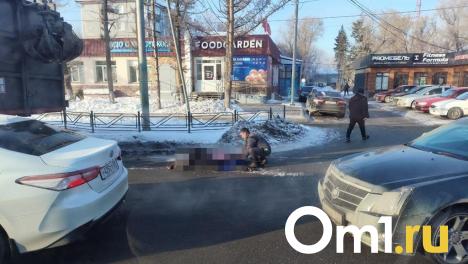 В Омске водитель мусоровоза насмерть сбил пенсионера, переходившего дорогу не по правилам