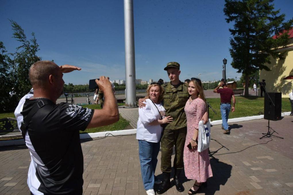 Сергей Шелест поздравил омских призывников Президентского полка