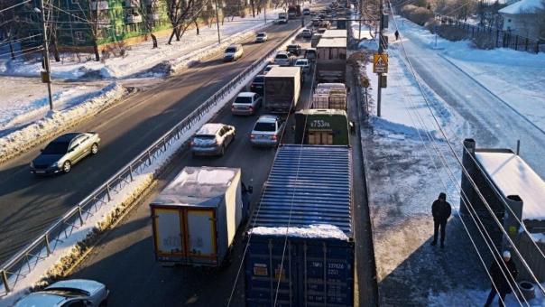Почему в Новосибирске введён запрет на большегрузы? Три причины, которые могут повлиять на дороги города