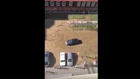 Водители плывут по лужам: улицу затопило холодной и грязной водой в Новосибирске. ВИДЕО