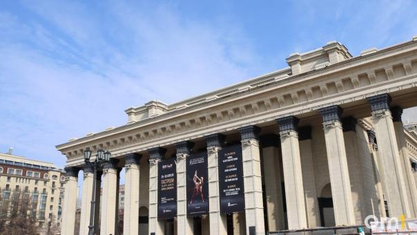 От военного хранилища до главной сцены Сибири: НОВАТ открылся через три дня после Победы