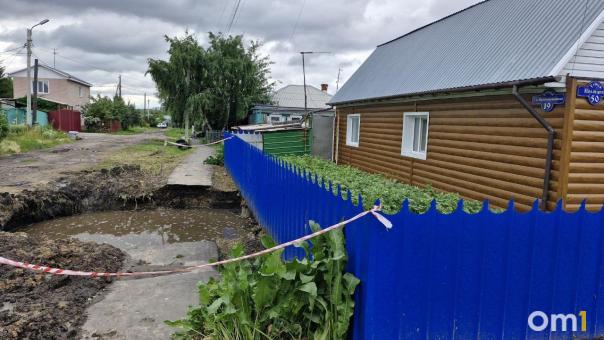 «Дождь просто уничтожит жильё»: в Омске может уйти под землю дом, где живёт 77-летняя пенсионерка